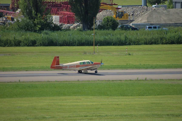 Mooney M20 Avión Taxiing Aeropuerto Altenrhein Cerca Saint Gallen Suiza — Foto de Stock