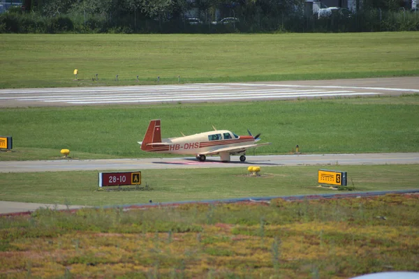 ムーニーM20航空機はスイスのサン ガレン近くのアルテンレオリン空港で課税しています10 2020 — ストック写真