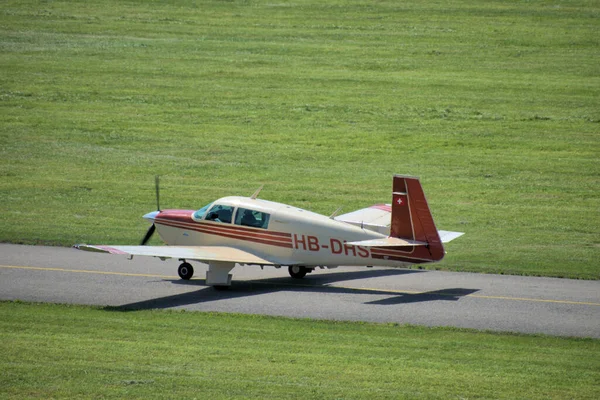 Mooney M20 Vliegtuig Taxiën Luchthaven Altenrhein Buurt Van Saint Gallen — Stockfoto