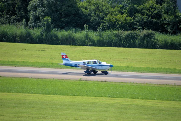 Piper Archer将于2020年7月10日在瑞士圣加仑附近的Altenrhein机场滑行 — 图库照片