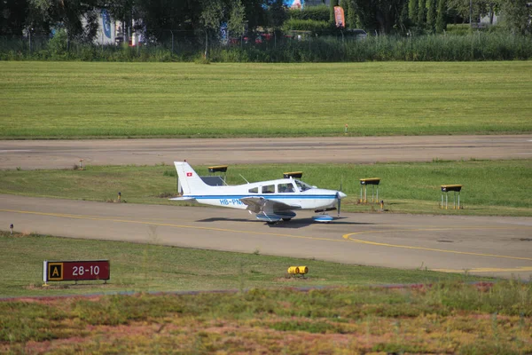 Самолет Piper Archer Приземлился Аэропорту Города Рохо Сен Габриэлем Швейцарии — стоковое фото