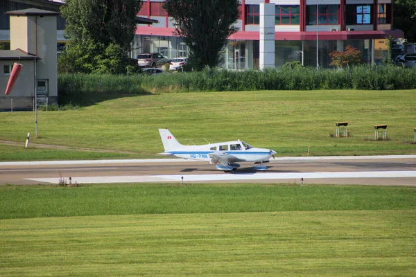 Piper Archer Rollt Auf Dem Flughafen Altenrhein Bei Gallen Der — Stockfoto