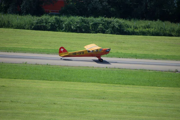 Piper 4型飞机正在瑞士Saint Gallen附近的Altenrhein机场滑行 — 图库照片