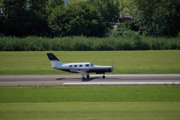 Piper Malibu Mirage Taxit Luchthaven Altenrhein Bij Saint Gallen Zwitserland — Stockfoto