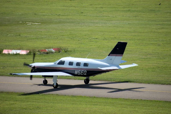 Piper Malibu Mirage Gurul Repülőtéren Altenrhein Közelében Saint Gallen Svájcban — Stock Fotó