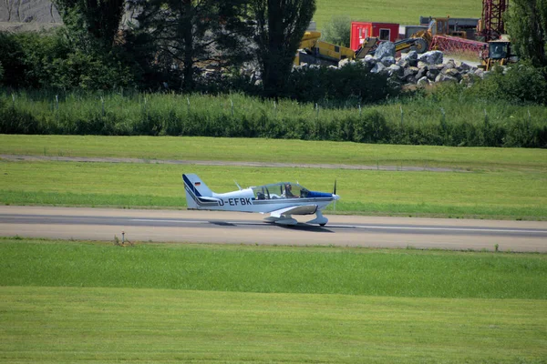 Robin Dr400 Vliegtuig Taxiën Luchthaven Altenrhein Buurt Van Saint Gallen — Stockfoto