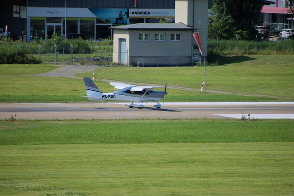 Flygplanet Tecnam P2010 Taxar Flygplatsen Altenrhein Nära Saint Gallen Schweiz — Stockfoto