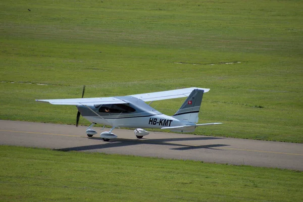 Tecnam P2010飞机正在瑞士Saint Gallen附近的Altenrhein机场滑行 — 图库照片