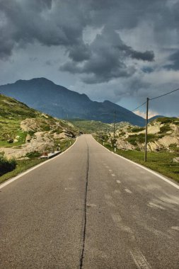 İsviçre 'de San Bernardinopass boyunca yapılan bir yolculukta kırsal alan 30.7.2020