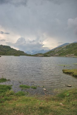 İsviçre 'de San Bernardinopass' ın tepesindeki bulutlu ve dramatik bulut manzarası 30.7.2020