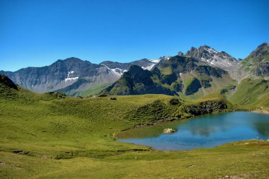 İsviçre 'nin Pizol Dağı' ndaki Idyllic alp gölü 7.8.2020