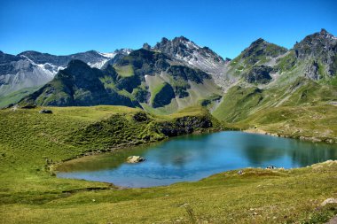 İsviçre 'deki Pizol Dağı' nın tepesinde güzel bir göl manzarası. 7.8.2020