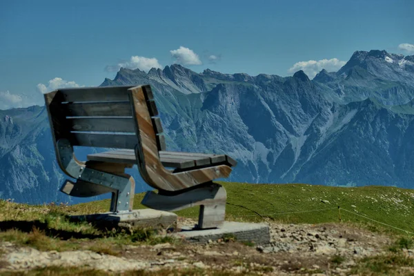 Κενός Πάγκος Θέα Στην Κορυφή Του Βουνού Pizol Στην Ελβετία — Φωτογραφία Αρχείου