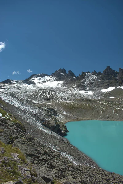 位于瑞士皮佐尔山顶上的这个可爱的湖上的天堂 — 图库照片