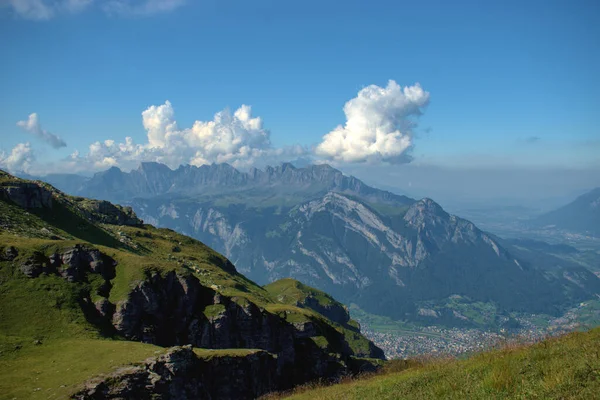 Pizol 2020マウントからスイスとリヒテンシュタインのライン渓谷を見下ろす — ストック写真