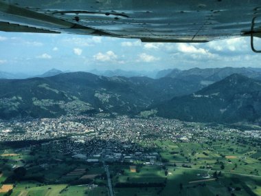 İsviçre 'de Saint Gallen bölgesinde küçük bir uçakla gidiş-dönüş.