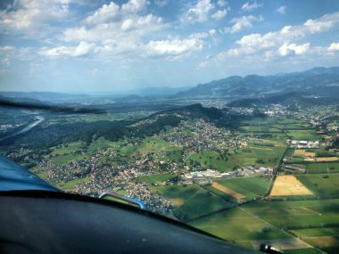 İsviçre 'de Saint Gallen bölgesinde küçük bir uçakla gidiş-dönüş.