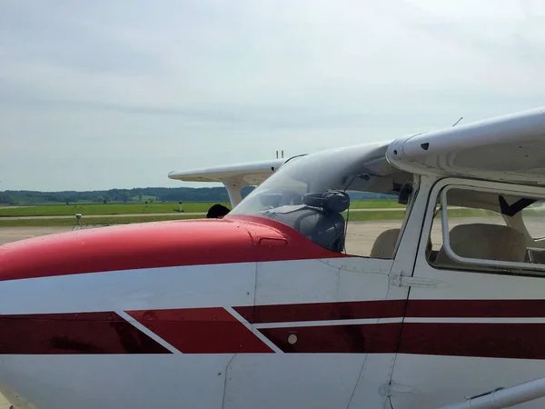 Cessna 172 Almanya Augsburg Havaalanına Park Ediyor — Stok fotoğraf