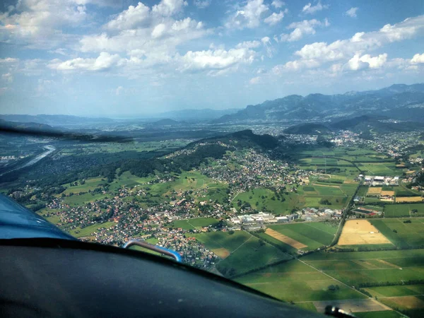 İsviçre 'de Saint Gallen bölgesinde küçük bir uçakla gidiş-dönüş.