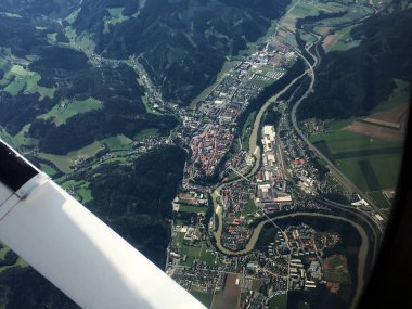 İnanılmaz bir Avustralya dağ manzarası küçük bir uçaktan görüldü 21.8.2017