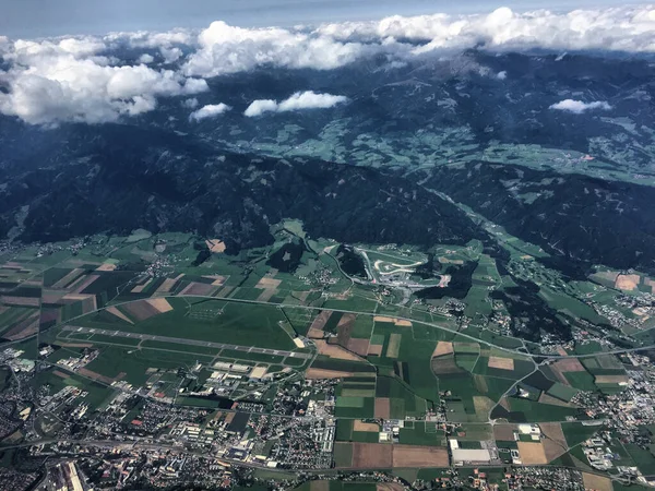 オーストリアのグラーツは飛行機から見た22 2017 — ストック写真