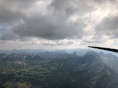 Avusturya 'daki dağların tepesindeki Alp manzarası 28.2018