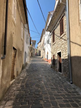 Hırvatistan 'ın eski Krk adasında küçük yaya yolu 28.7.2018