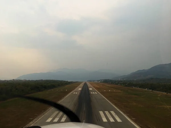 Avvicinamento Alla Pista Dell Aeroporto Podgorica Montenegro 2017 — Foto Stock