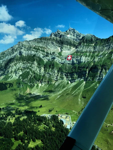 Самый Большой Мире Швейцарский Флаг Горе Саентис Швейцарии 2016 — стоковое фото