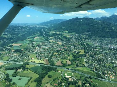26.5.2017 sayılı küçük bir uçakla İsviçre 'yi keşfediyor.