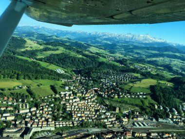 26.5.2017 sayılı küçük bir uçakla İsviçre 'yi keşfediyor.