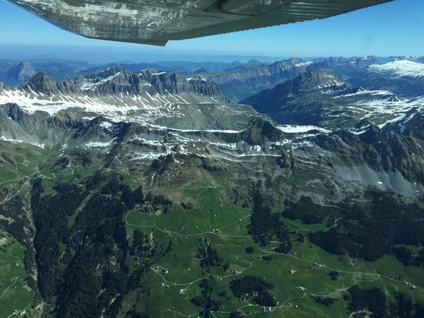 Hisnande Snötäckta Bergstoppar Schweiz Sett Utifrån Ett Plan 2017 — Stockfoto