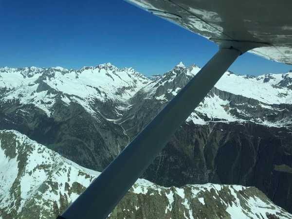 Hisnande Snötäckta Bergstoppar Schweiz Sett Utifrån Ett Plan 2017 — Stockfoto