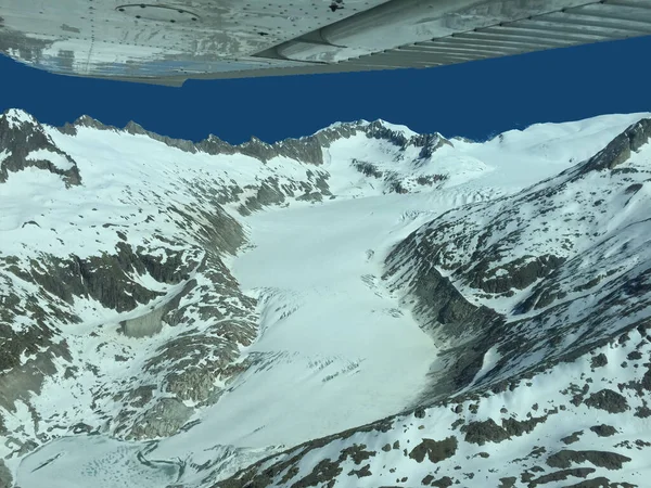 Hisnande Snötäckta Bergstoppar Schweiz Sett Utifrån Ett Plan 2017 — Stockfoto