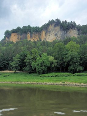 Almanya 'da Dresden yakınlarındaki Saksonya İsviçre' de Elbe Nehri 'nde güzel bir tekne turu.