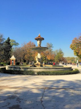 İspanya 'da Madrid' de bir parkta çeşme. 11.2016