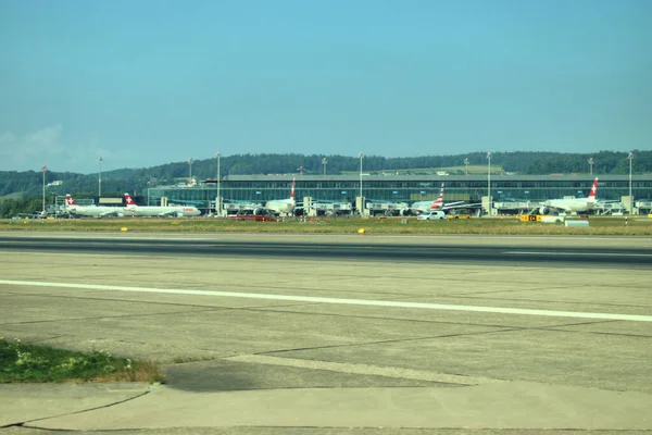 Χώρος Στάθμευσης Αεροσκαφών Στο Αεροδρόμιο Της Ζυρίχης Στην Ελβετία 2020 — Φωτογραφία Αρχείου
