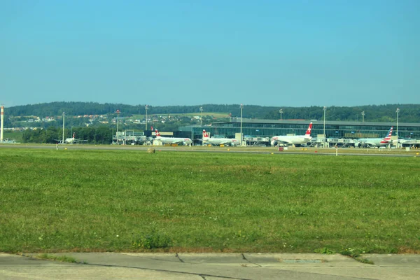 Χώρος Στάθμευσης Αεροσκαφών Στο Αεροδρόμιο Της Ζυρίχης Στην Ελβετία 2020 — Φωτογραφία Αρχείου