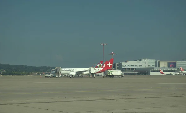 Helvetic Αεροπορικές Εταιρείες Embraer E190 Σταθμεύουν Στο Αεροδρόμιο Της Ζυρίχης — Φωτογραφία Αρχείου