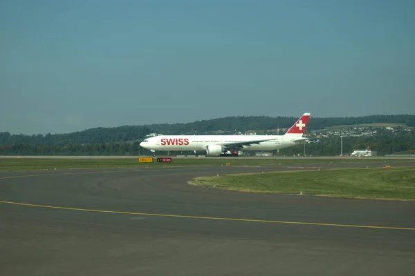 Schweiziska Internationella Flygbolag Boeing 777 Taxar Flygplatsen Zürich Schweiz 2020 — Stockfoto