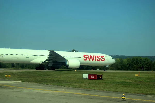 Les Compagnies Aériennes Internationales Suisses Boeing 777 Circule Aéroport Zurich — Photo