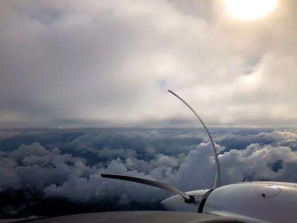 Schöne Wolkenkulisse Aus Einem Kleinen Flugzeug Über Der Schweiz 2020 — Stockfoto