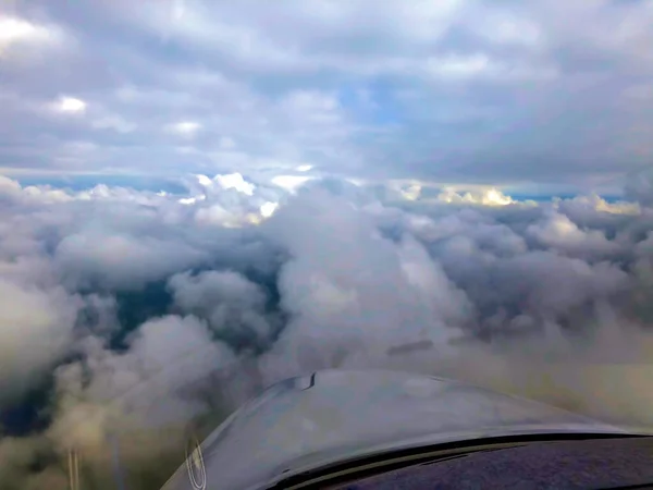 Schöne Wolkenkulisse Aus Einem Kleinen Flugzeug Über Der Schweiz 2020 — Stockfoto