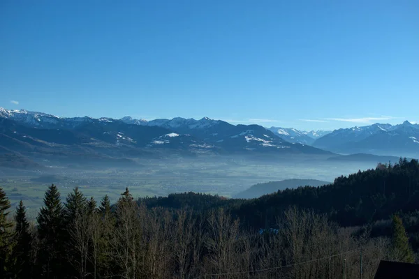 スイスのガイスからオーストリアとスイスのライン渓谷を見下ろす18 2020 — ストック写真