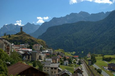 İsviçre 'nin 12.8.2020 motor bölgesindeki antik bir kuleye bakın.