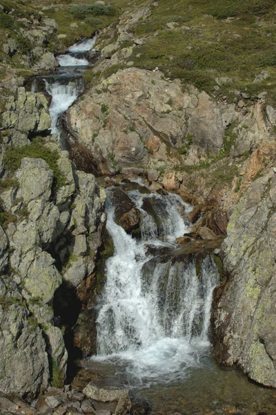 Bella Cascata Sulle Montagne Del Fluelapass Svizzera 2020 — Foto Stock