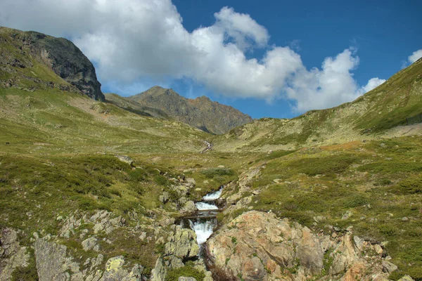 Bela Cascata Nas Montanhas Fluelapass Suíça 2020 — Fotografia de Stock