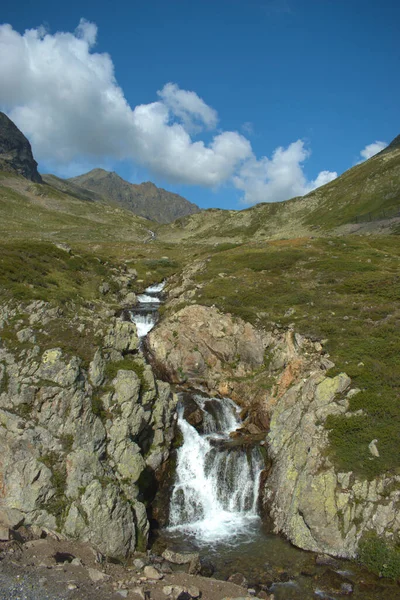 Sviçre Deki Fluelapass Dağlarında Küçük Bir Şelale 2020 Stok Resim