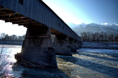 Liechtenstein, Vaduz 'daki Ren Nehri üzerindeki tarihi köprü 7.1. 2021