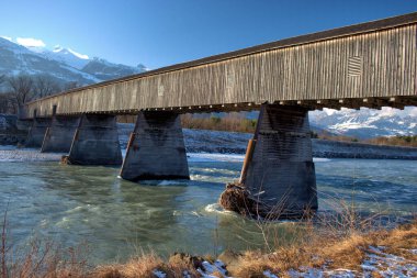 Liechtenstein, Vaduz 'daki Ren Nehri üzerindeki tarihi köprü 7.1. 2021